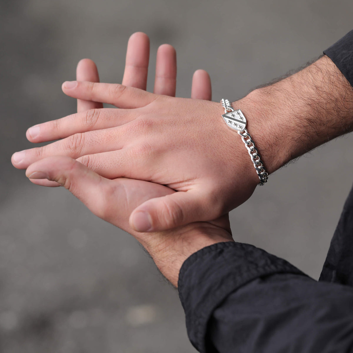 Bosnien Ljiljan Lilie Wappen Armband Herren getragen am Model