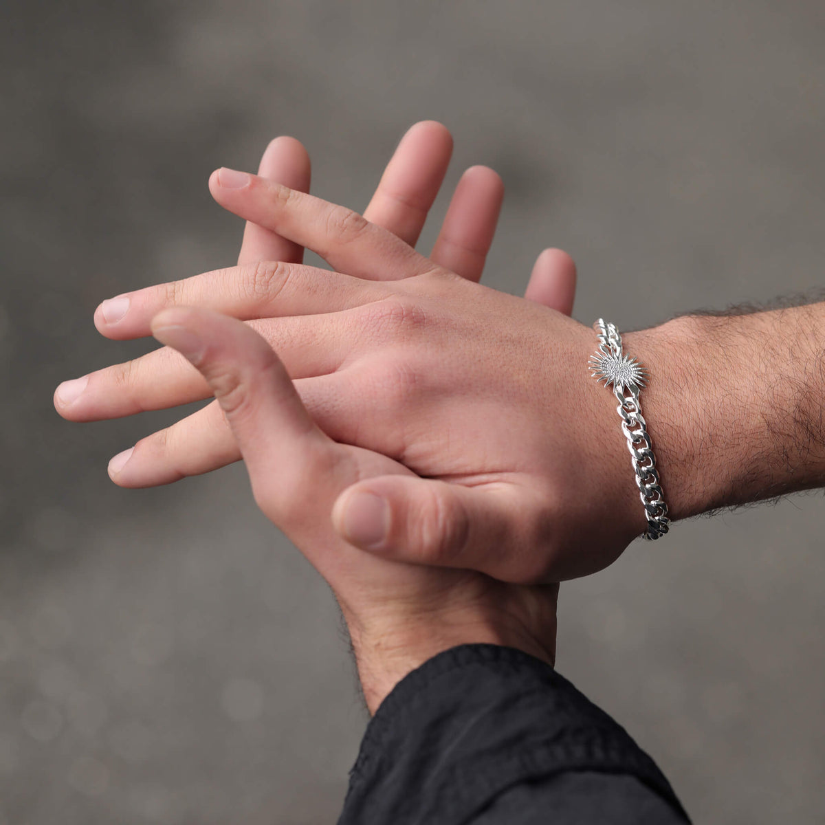 Kurdistan Roj Sonne Wappen Armband Herren getragen am Model