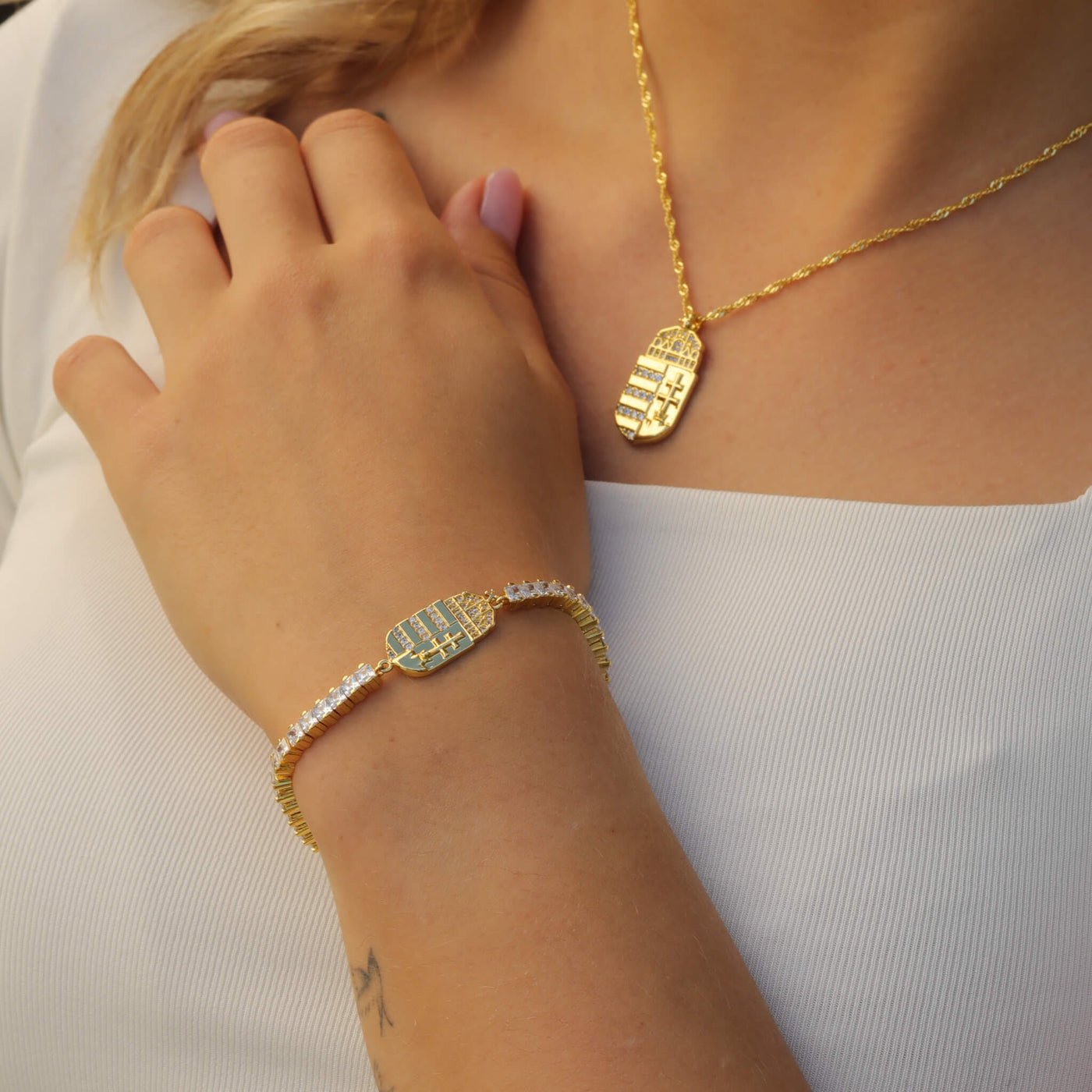 Ungarn Wappen Armband Damen getragen am Model