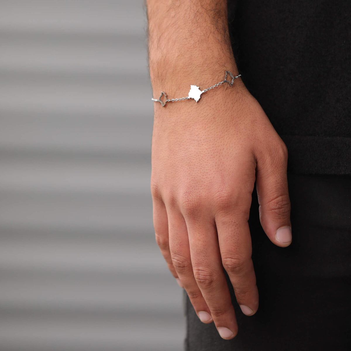 Kosovo Landkarten Armband getragen am Model