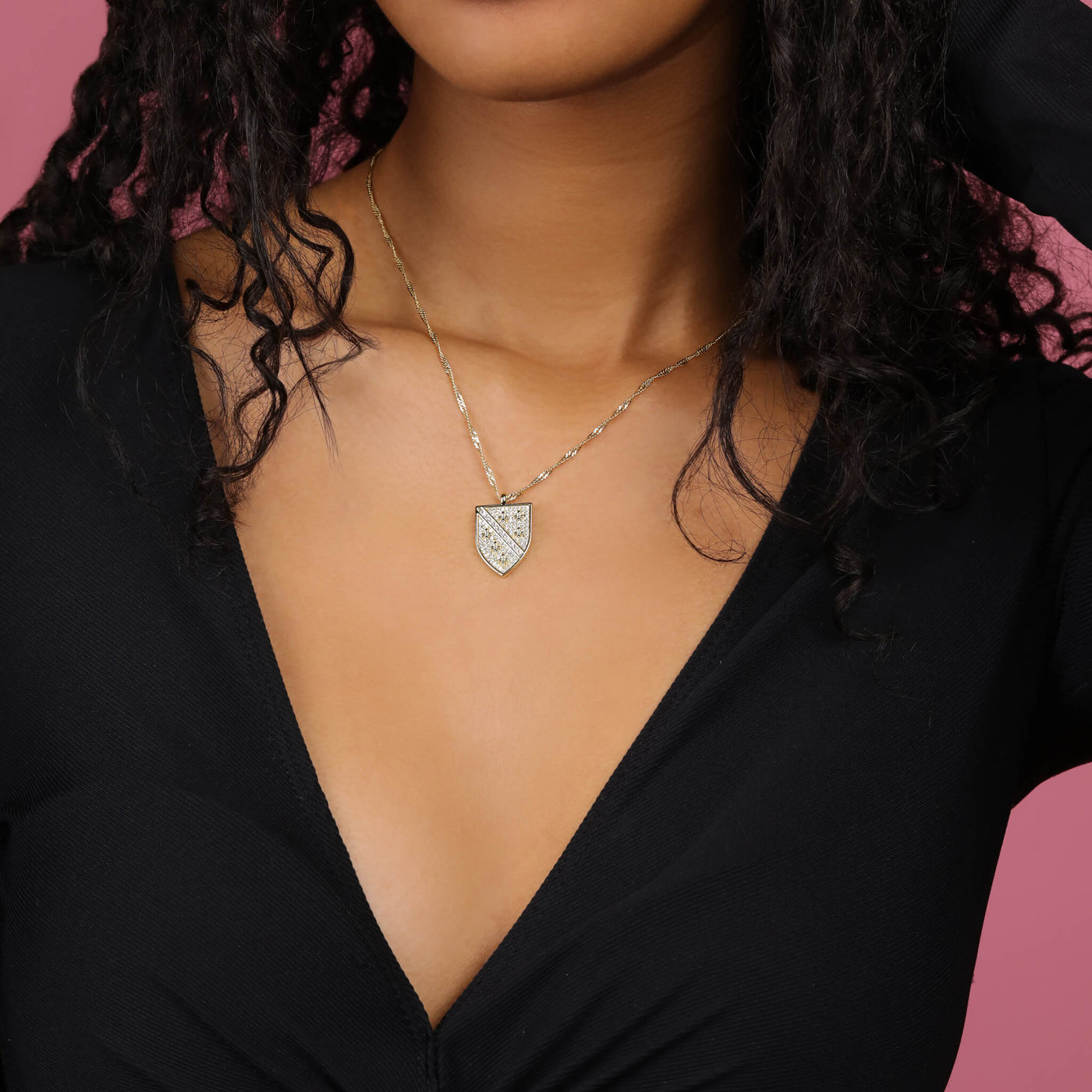 Bosnien Wappen Kette Damen am Model