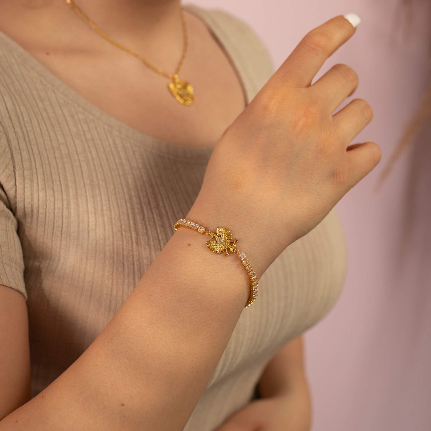 Polen Adler Wappen Armband Damen getragen am Model