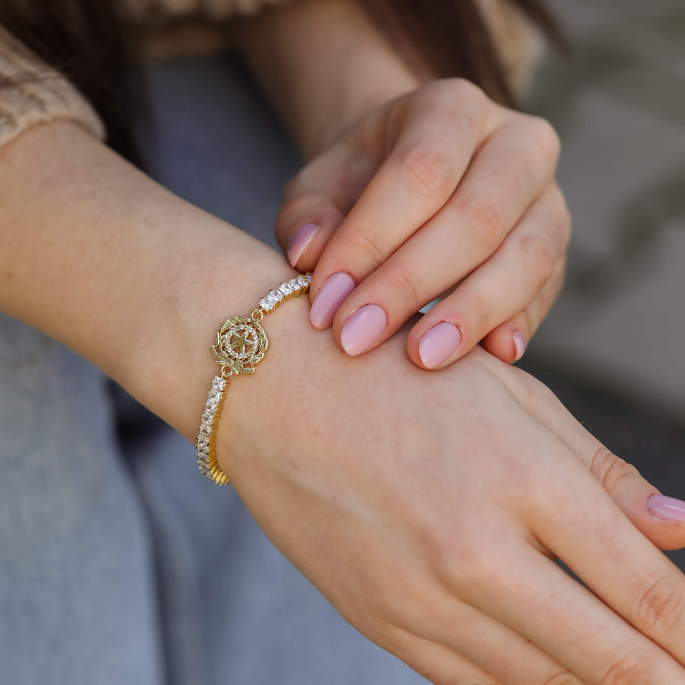 Italien Wappen Armband Damen getragen am Model