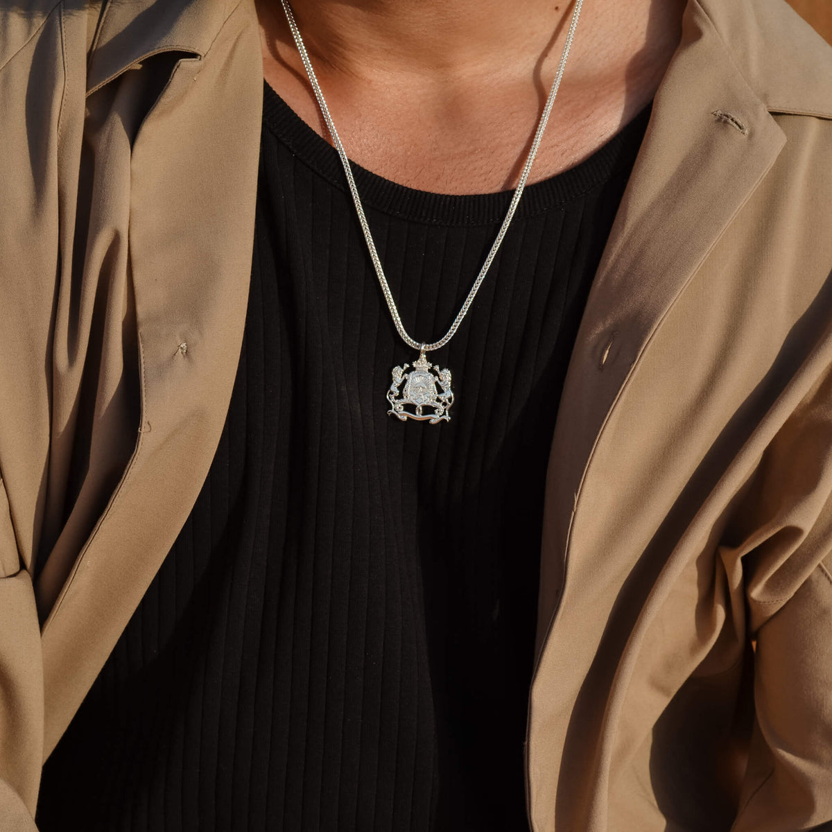 Marokko Stern Wappen Kette Herren getragen am Model