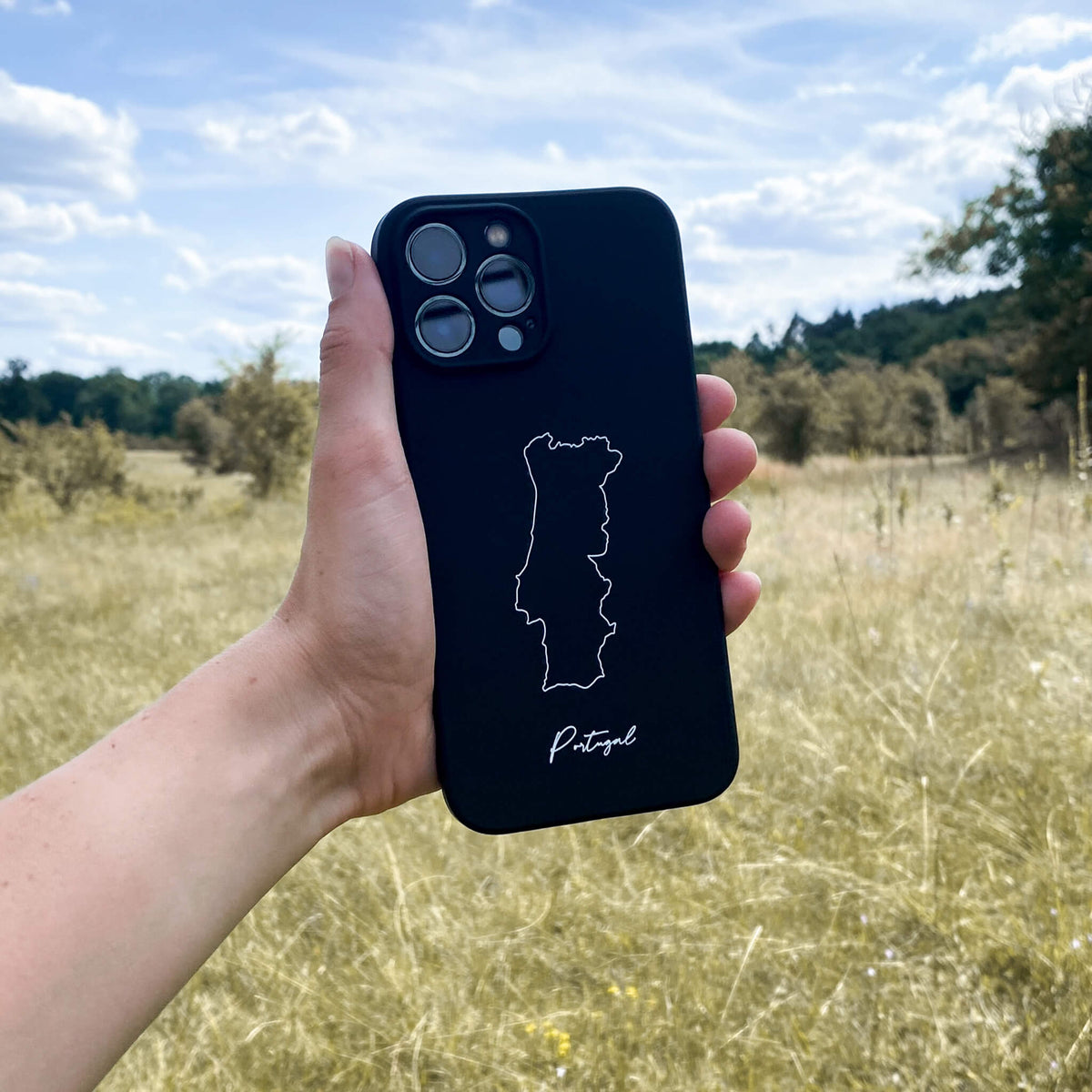 Portugal Handyhülle in der Hand vor einer Wiese