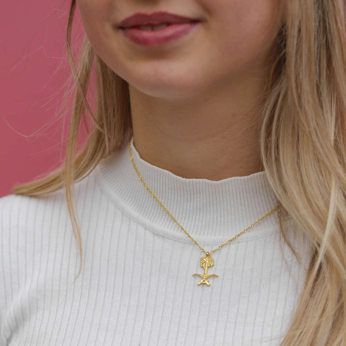 Saudi-Arabien Schwert Wappen Kette Damen getragen am Model