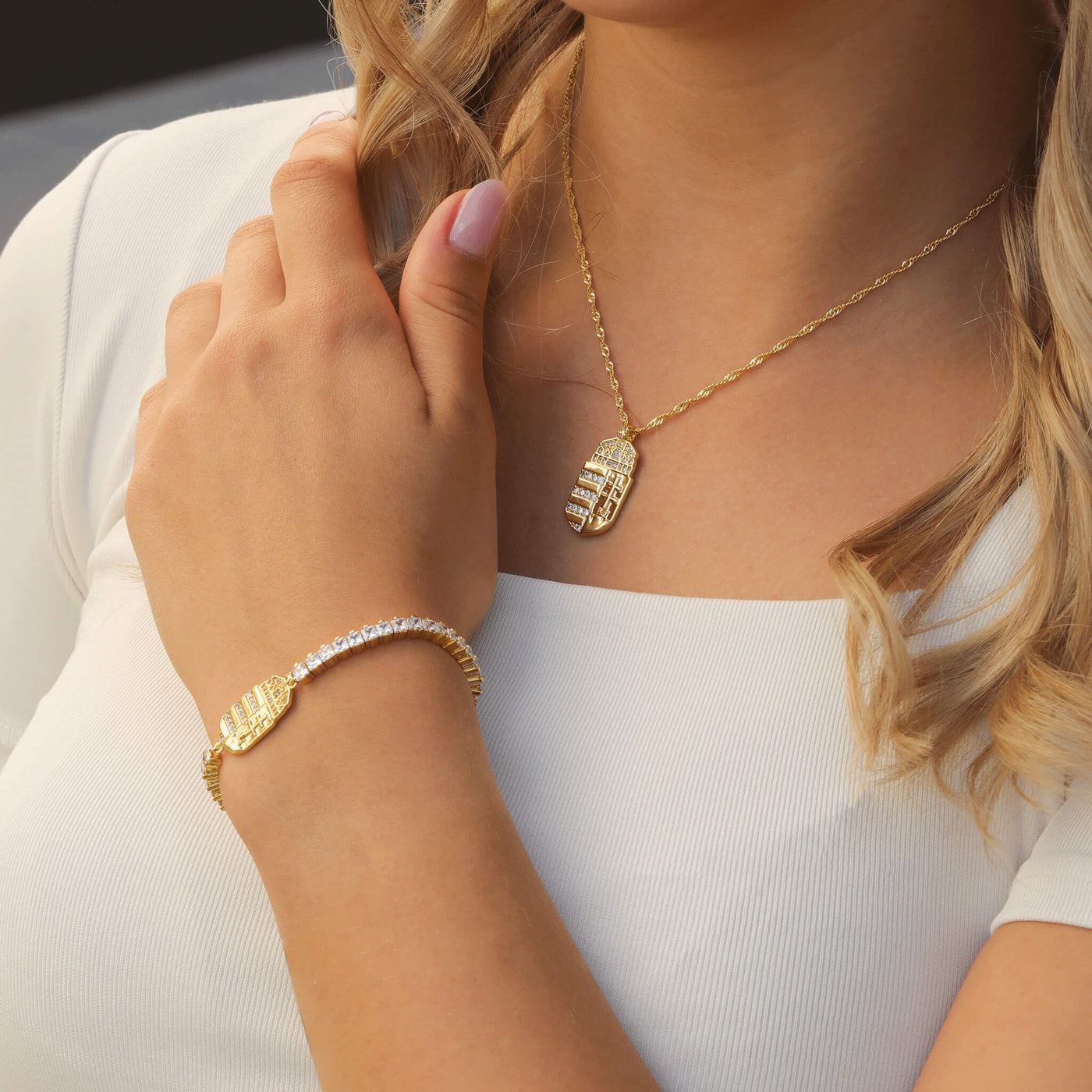 Ungarn Wappen Armband Damen getragen am Model