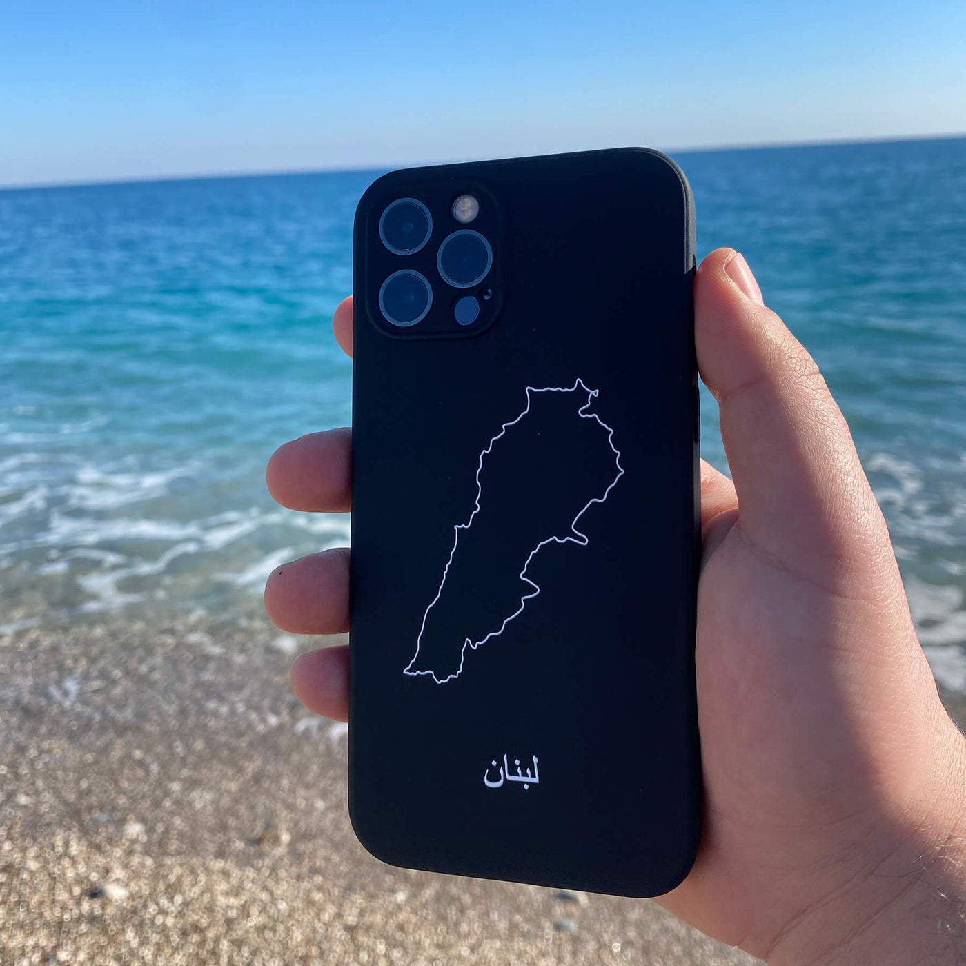 Libanon Handyhülle in der Hand am Strand vor dem Meer