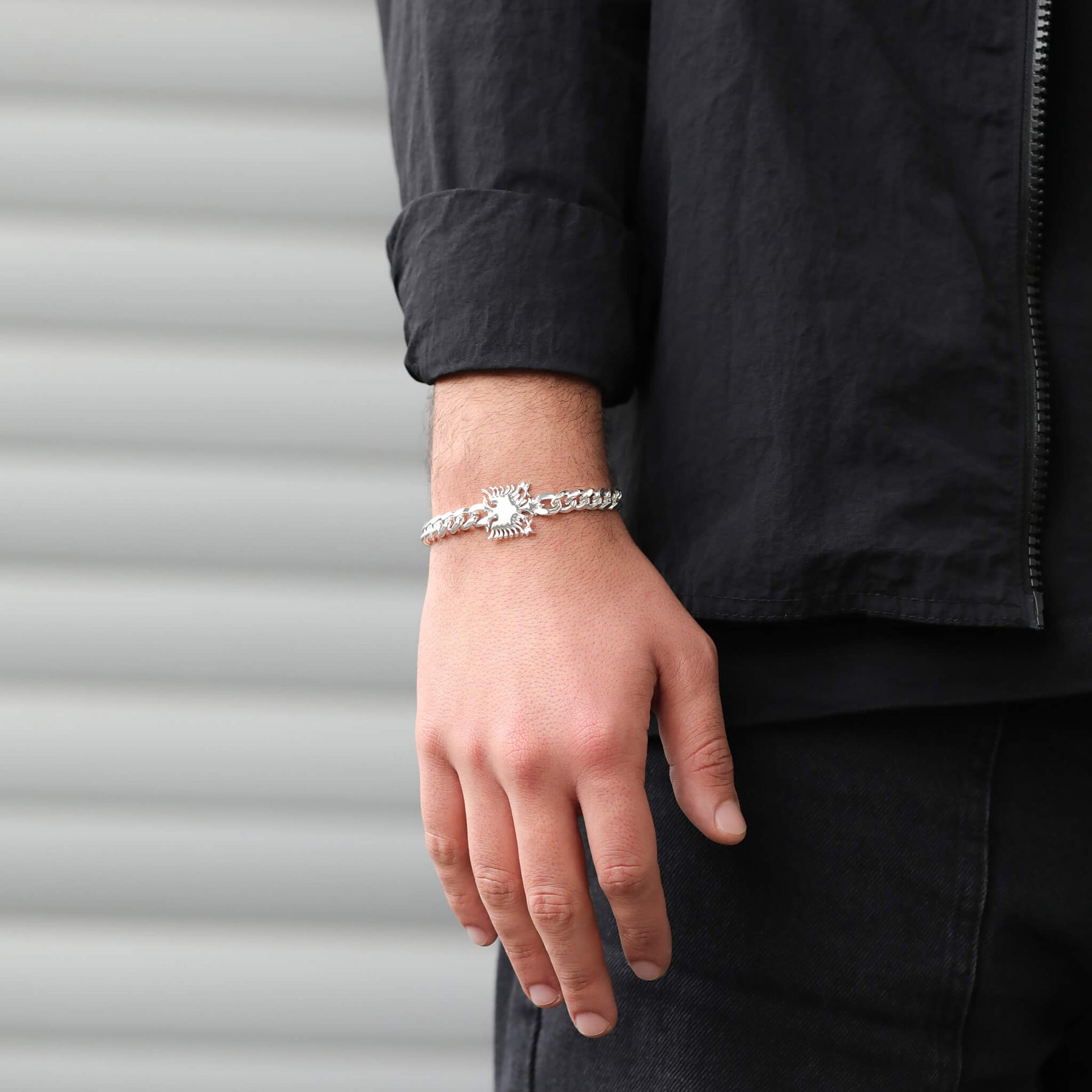 Albanien Adler Wappen Armband Herren getragen am Model