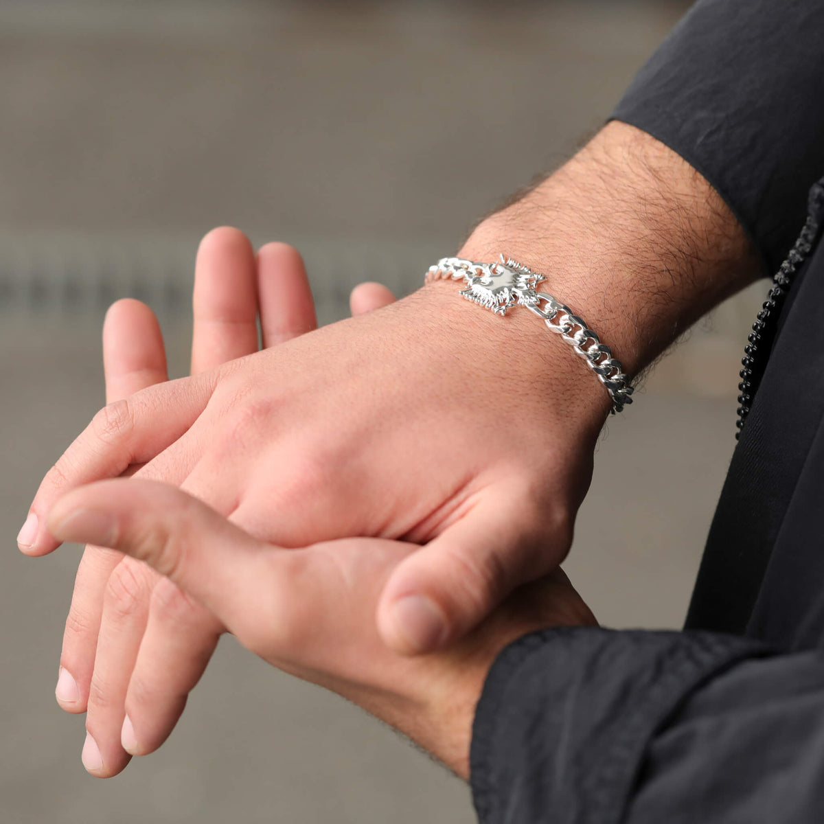 Albanien Adler Wappen Armband Herren getragen am Model