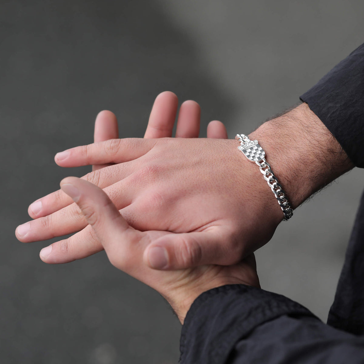 Kroatien Šahovnica Wappen Armband Herren getragen am Model