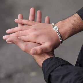 Bosnien Ljiljan Lilie Wappen Armband Herren getragen am Model