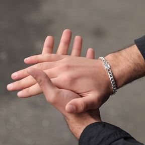 Serbien Adler Wappen Armband Herren getragen am Model
