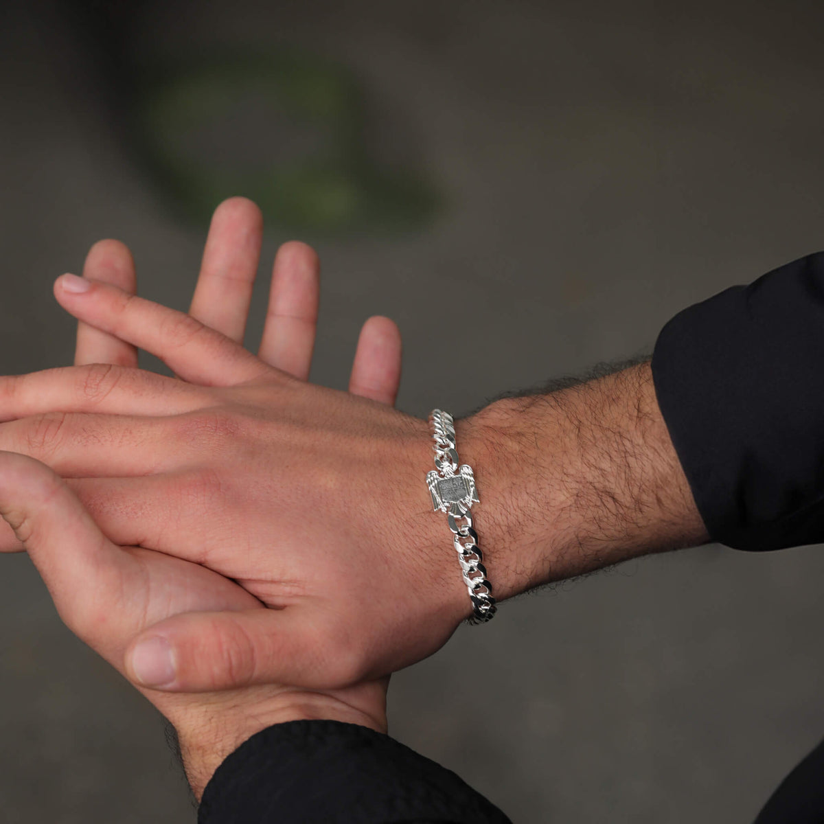Rumänien Wappen Armband Herren getragen am Model