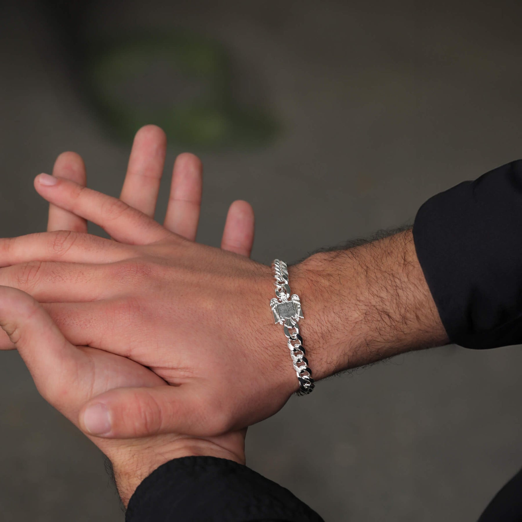 Rumänien Wappen Armband Herren getragen am Model