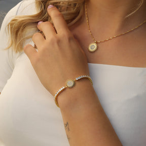 Kurdistan Roj Sonne Wappen Armband Damen getragen am Model