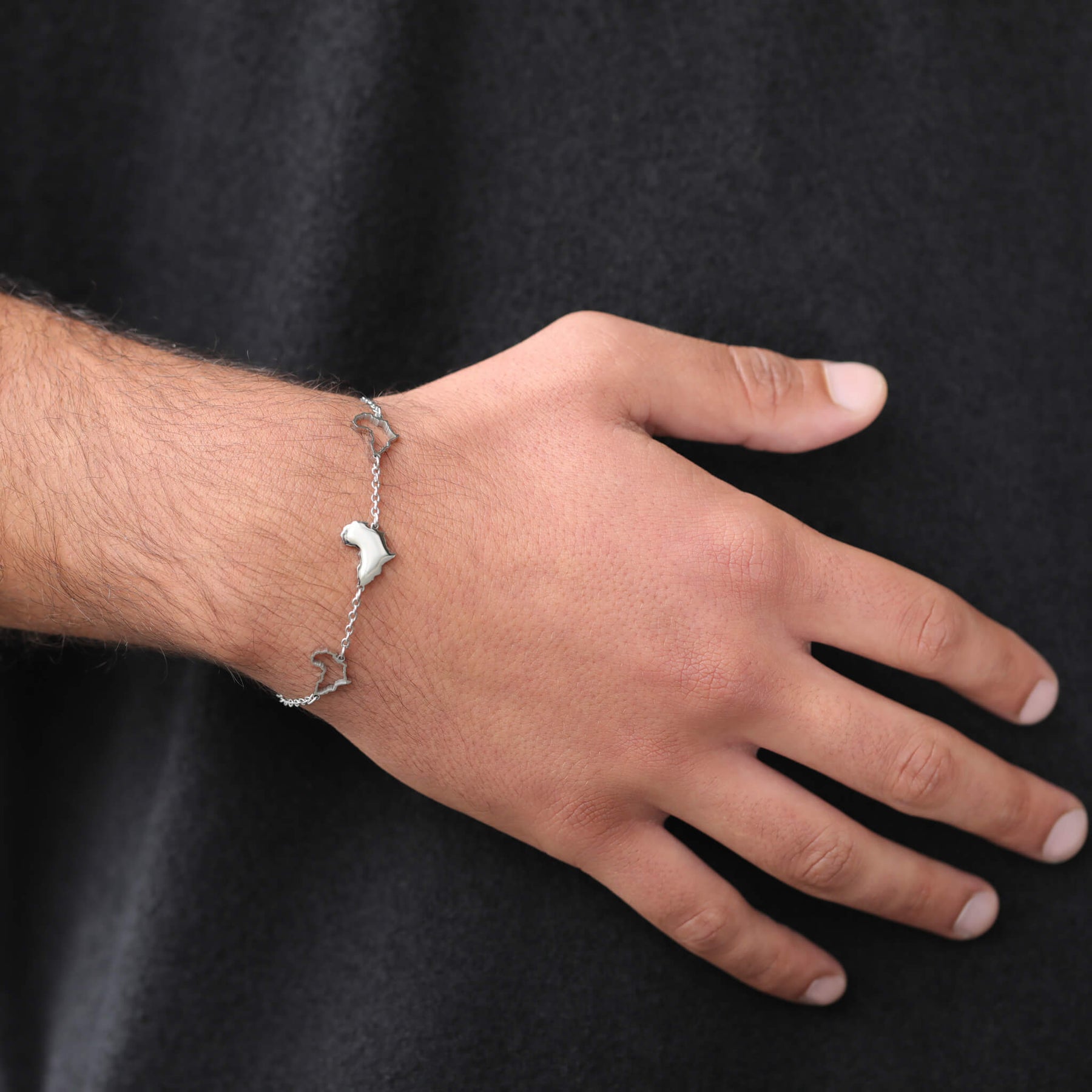 Afrika Landkarten Armband getragen am Model