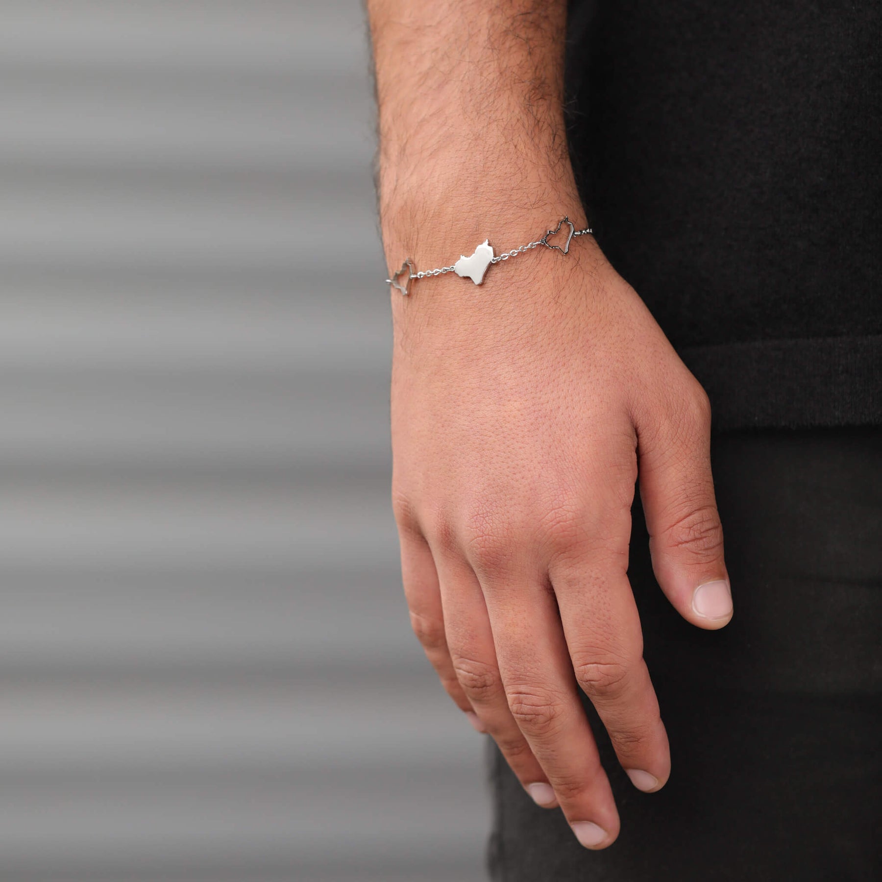 Irak Landkarten Armband getragen am Model