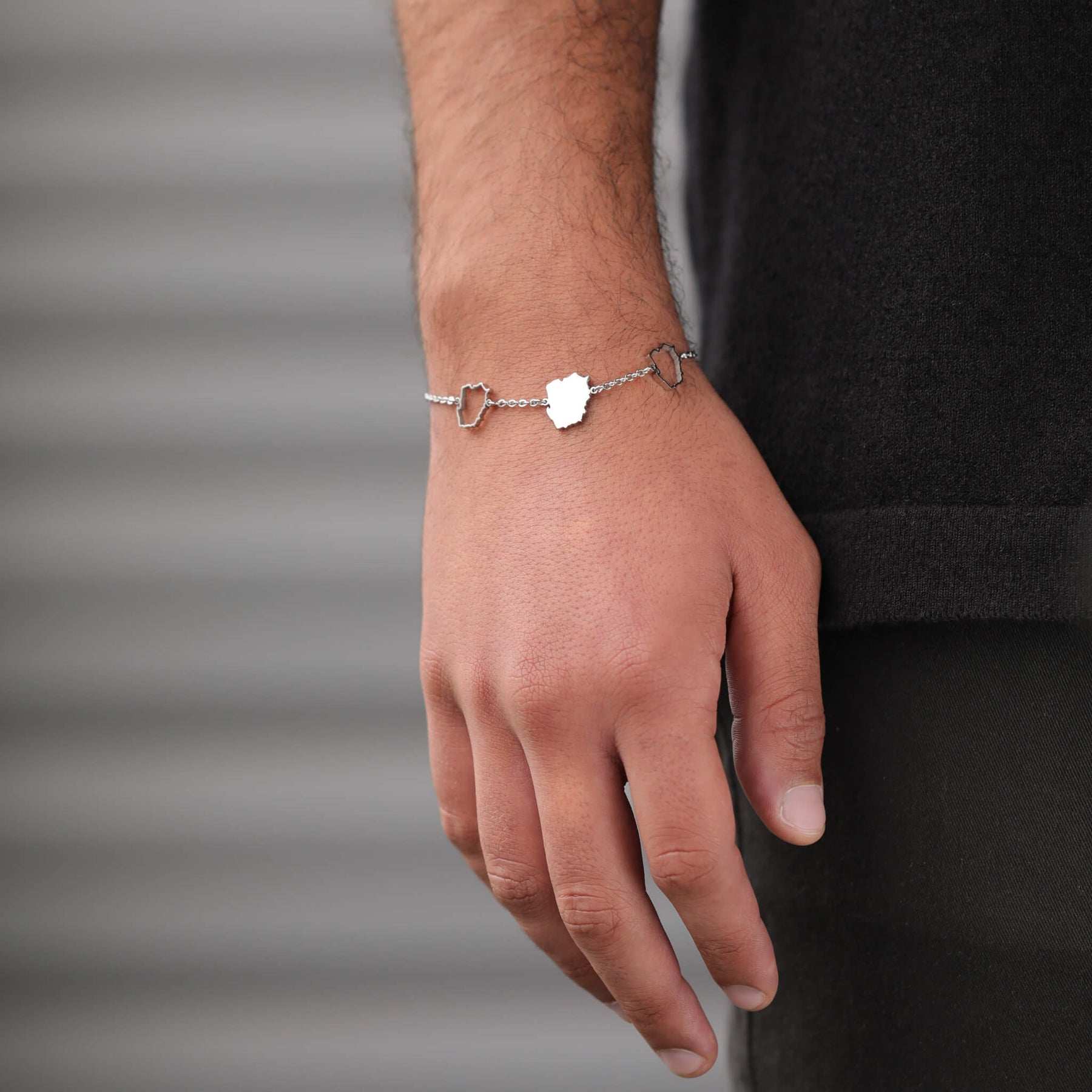 Polen Landkarten Armband getragen am Model