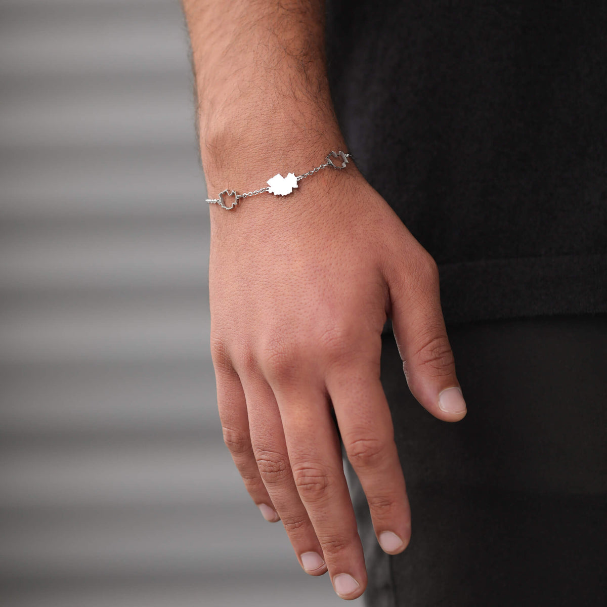 Deutschland Landkarten Armband getragen am Model