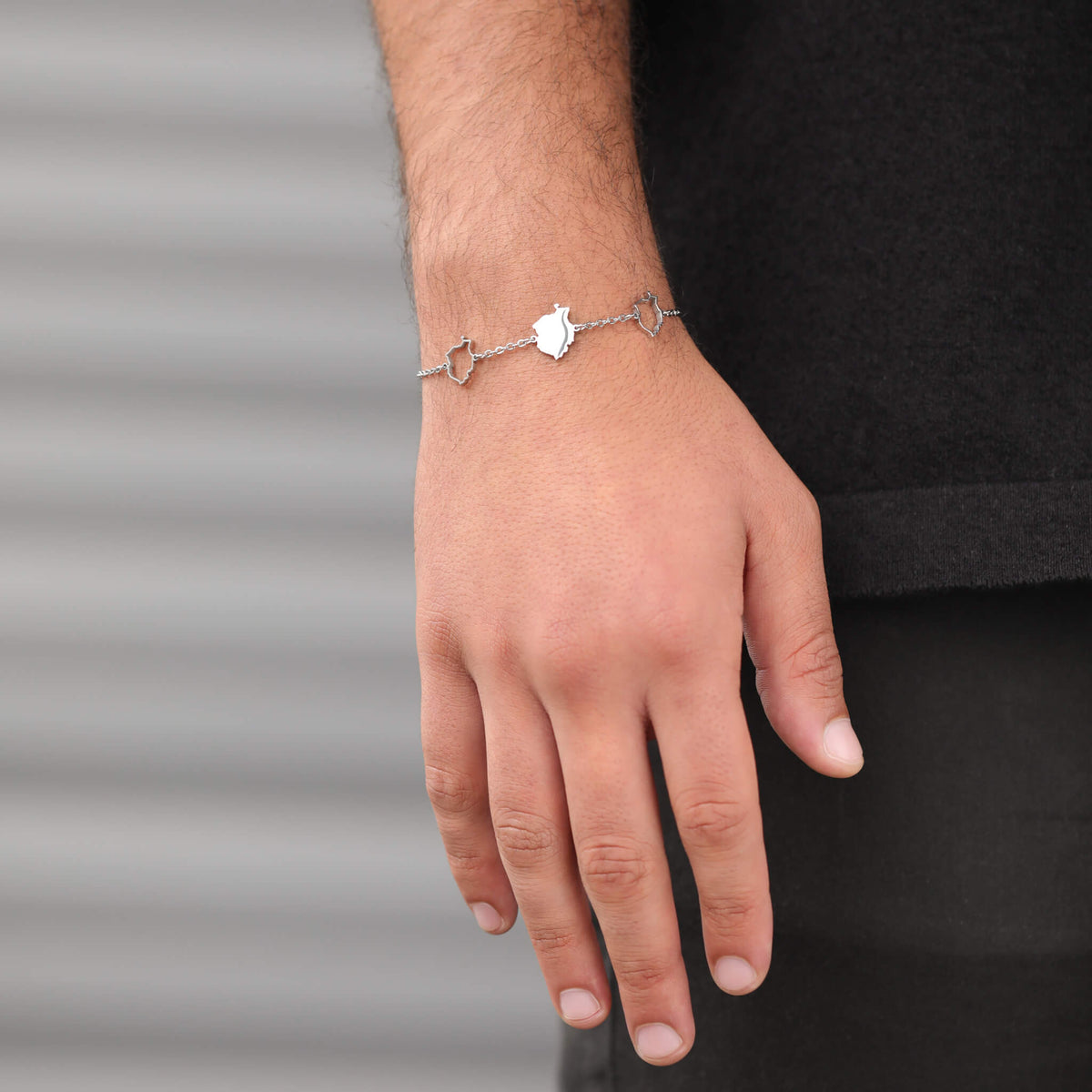 Rumänien Landkarten Armband getragen am Model