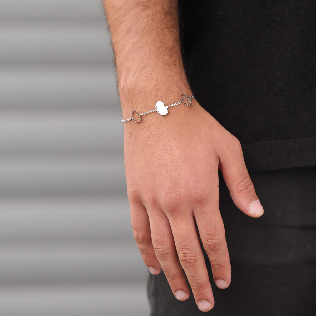 Mazedonien Landkarten Armband getragen am Model