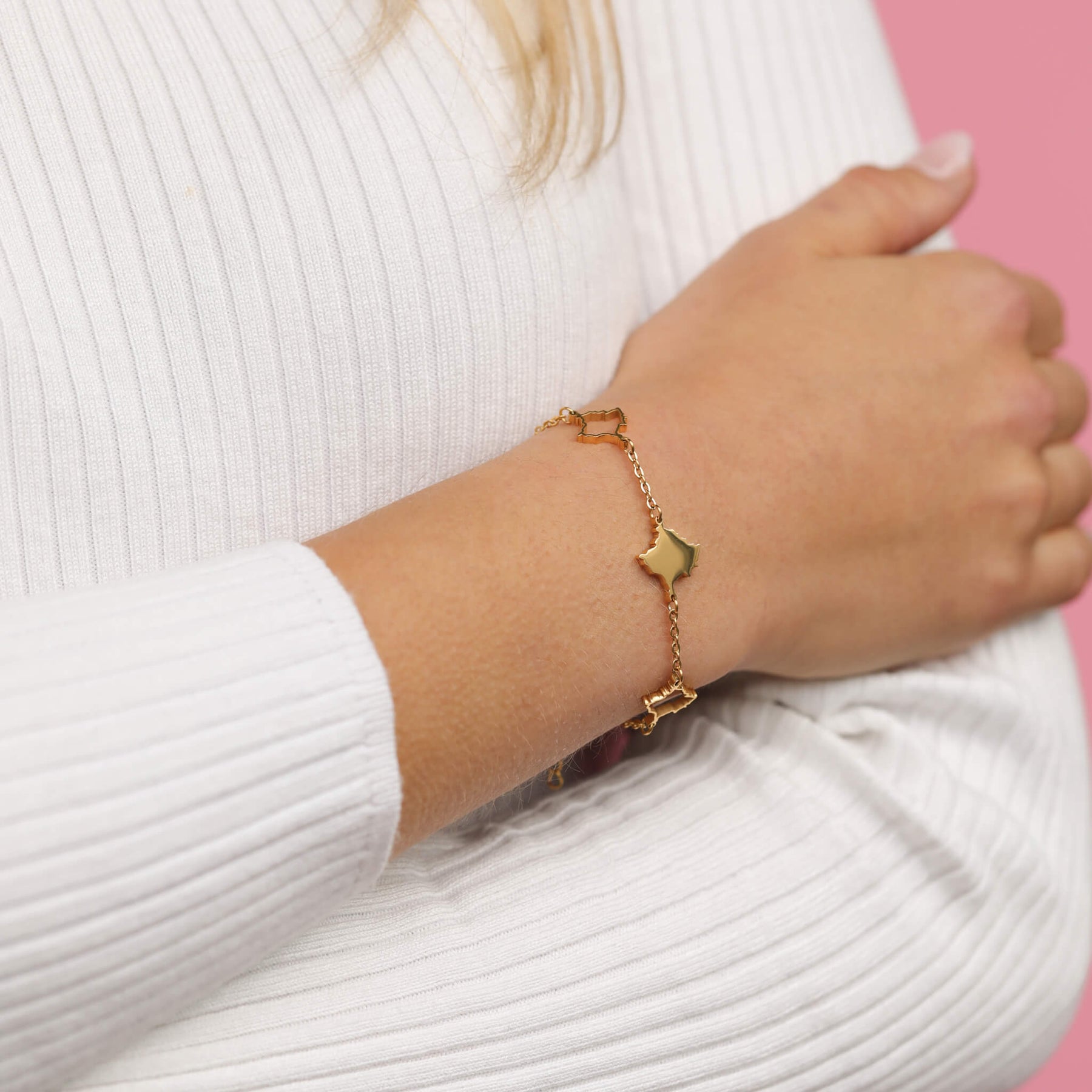 Kosovo Silhouette Landkarten Armband am Model