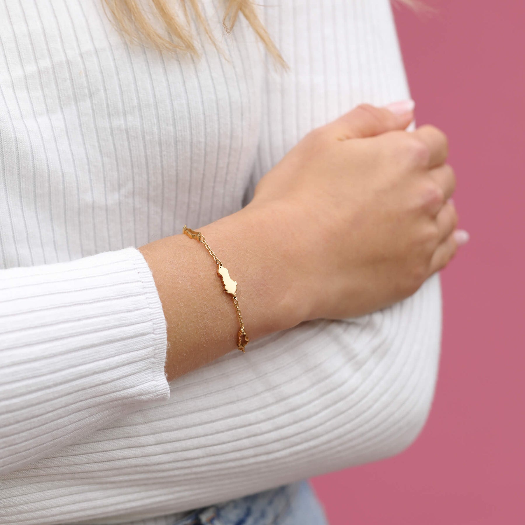 Albanien Silhouette Landkarten Armband am Model