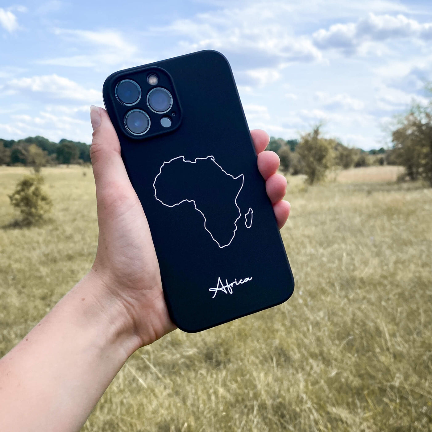 Afrika Handyhülle in der Hand vor einer Wiese