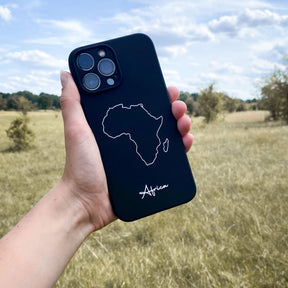 Afrika Handyhülle in der Hand vor einer Wiese