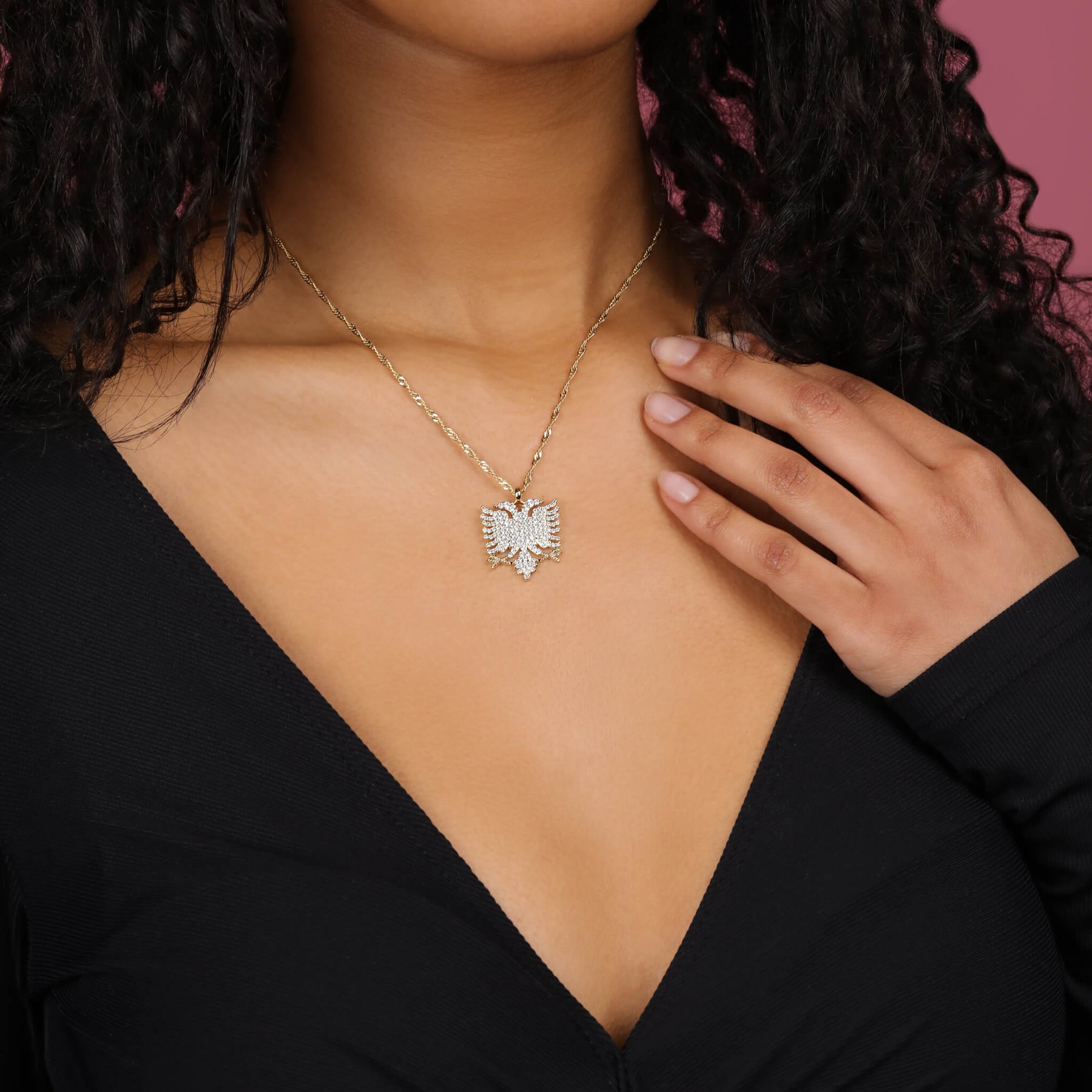 Albanien Adler Wappen Kette Damen getragen am Model