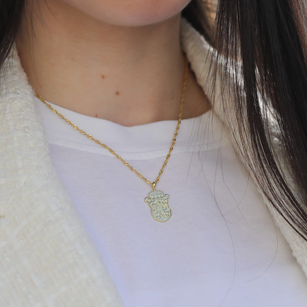 Bulgarien Löwe Wappen Kette Damen getragen am Model