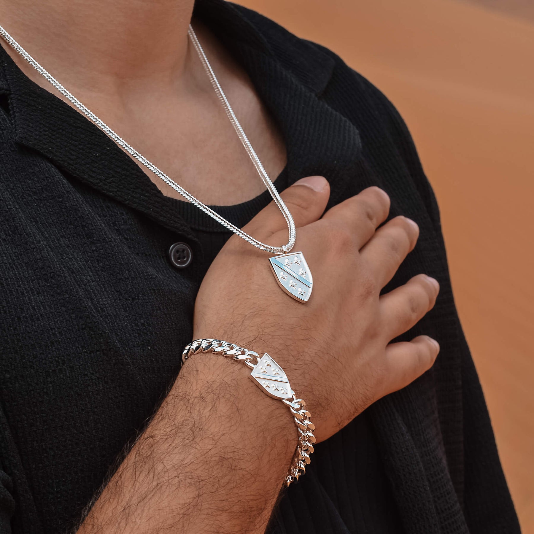 Bosnien Wappen Armband Herren am Model
