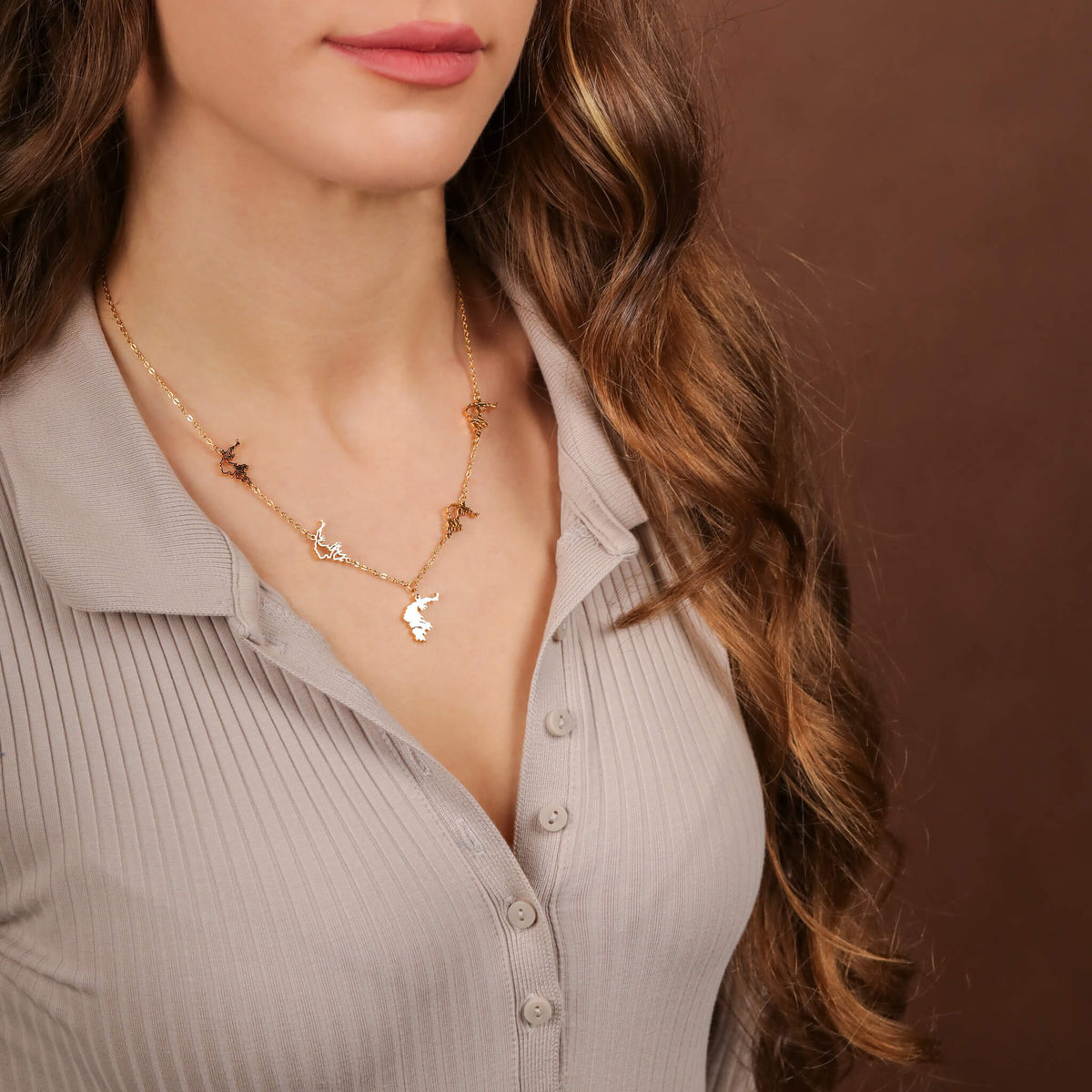 Griechenland Landkarte 5-Anhänger Kette Damen getragen am Model
