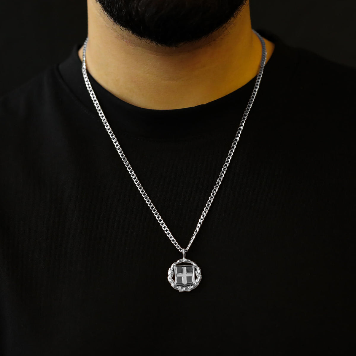 Griechenland Wappen Kette Herren getragen am Model