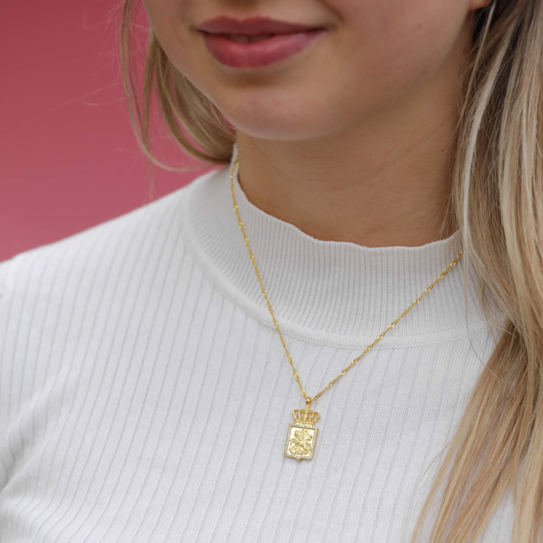 Georgien Wappen Kette Damen getragen am Model