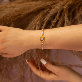 Rumänien Wappen Armband Damen getragen am Model