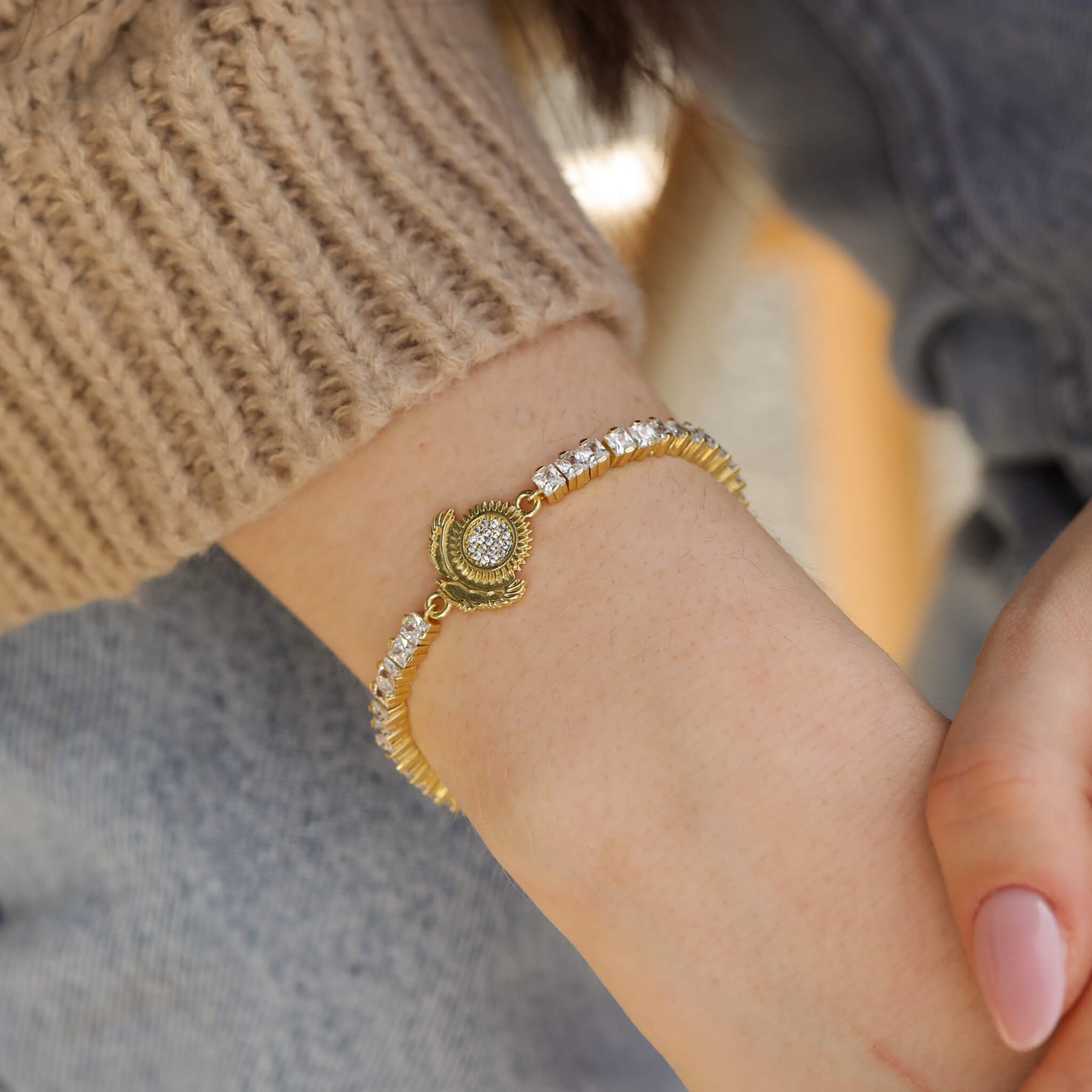 Kasachstan Wappen Armband Damen am Model