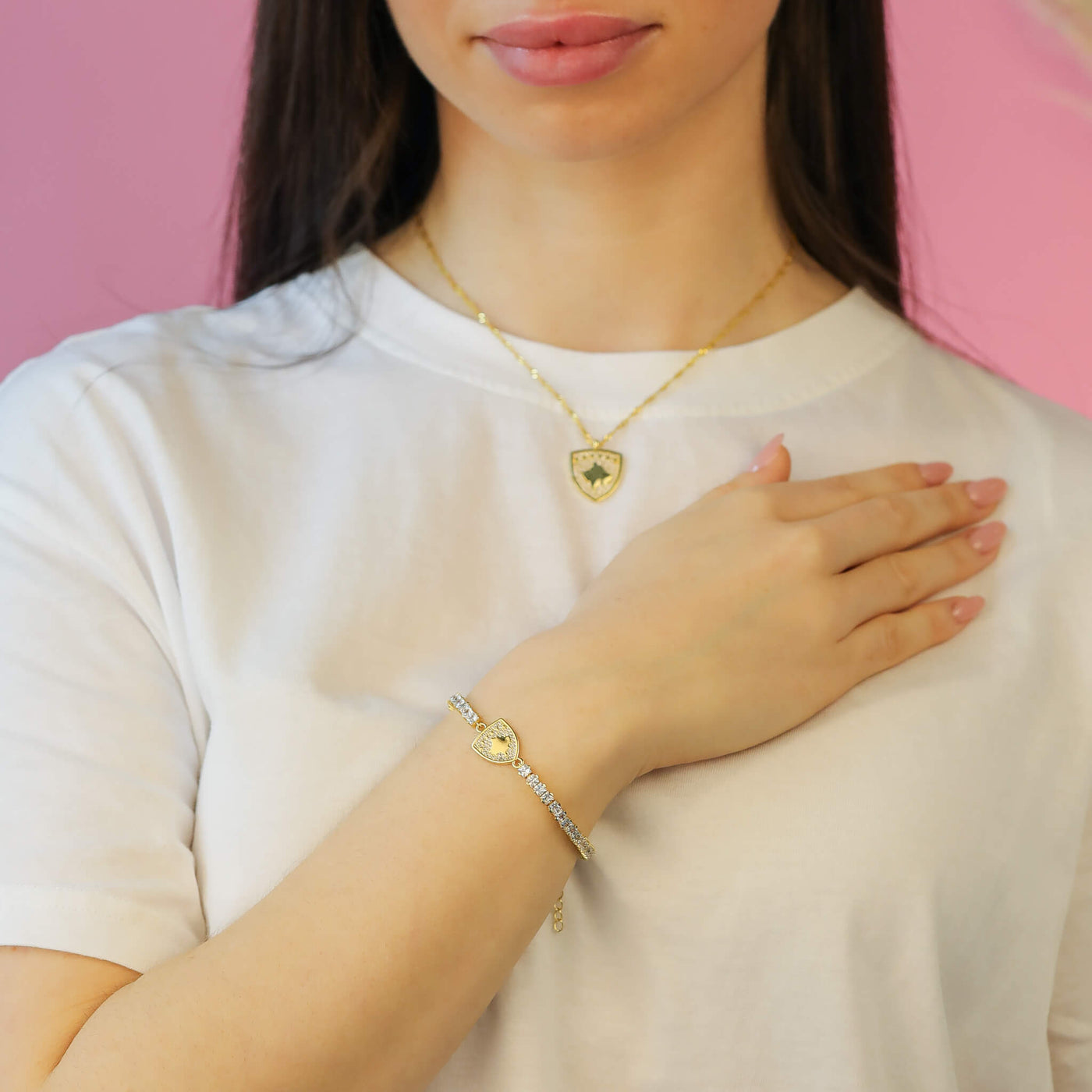 Kosovo Wappen Armband Damen getragen am Model