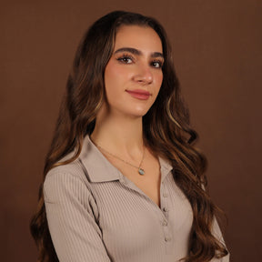 Kurdistan Roj Sonne Wappen Kette Damen getragen am Model
