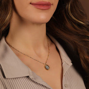 Kurdistan Wappen Kette Damen am Model