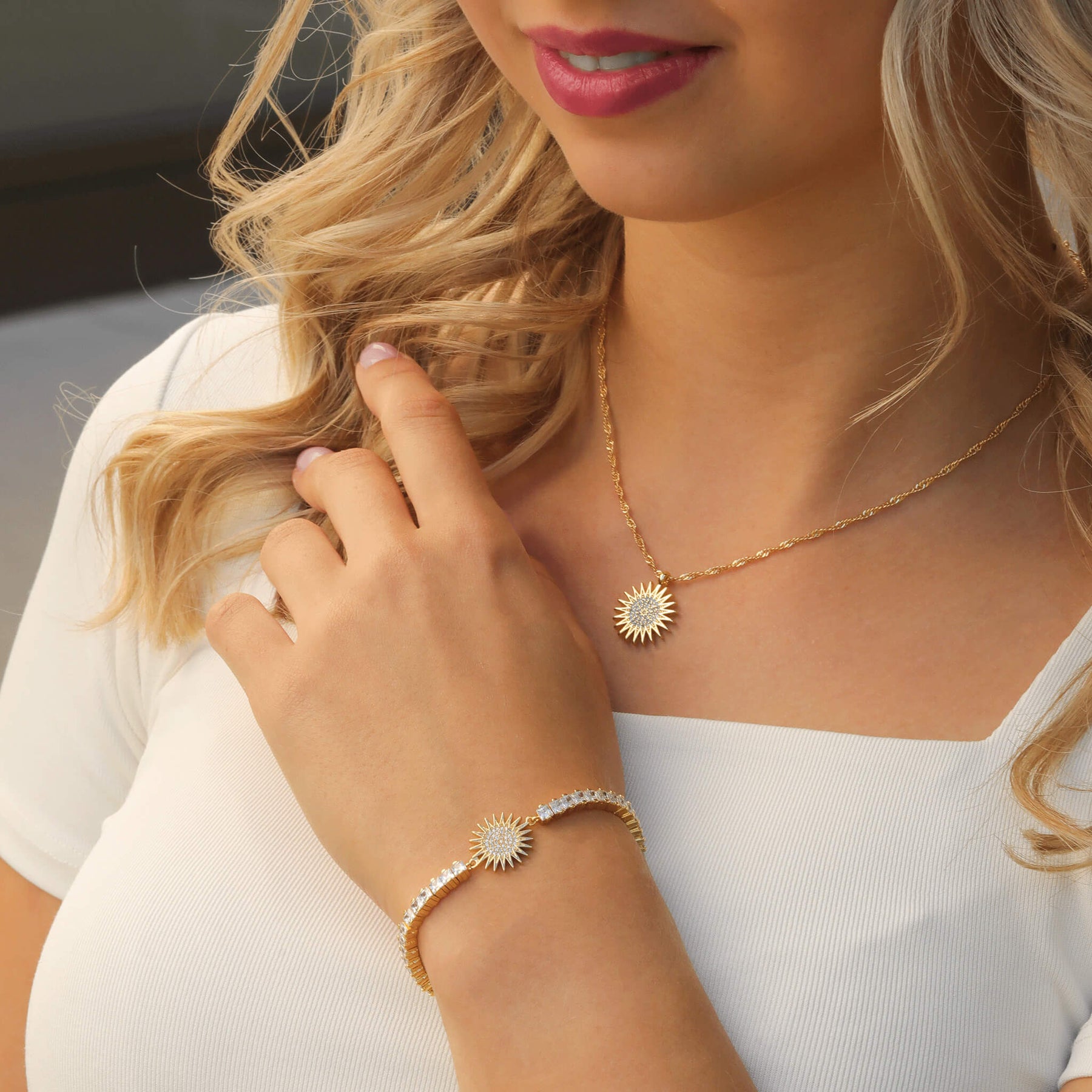 Kurdistan Roj Sonne Wappen Armband Damen getragen am Model