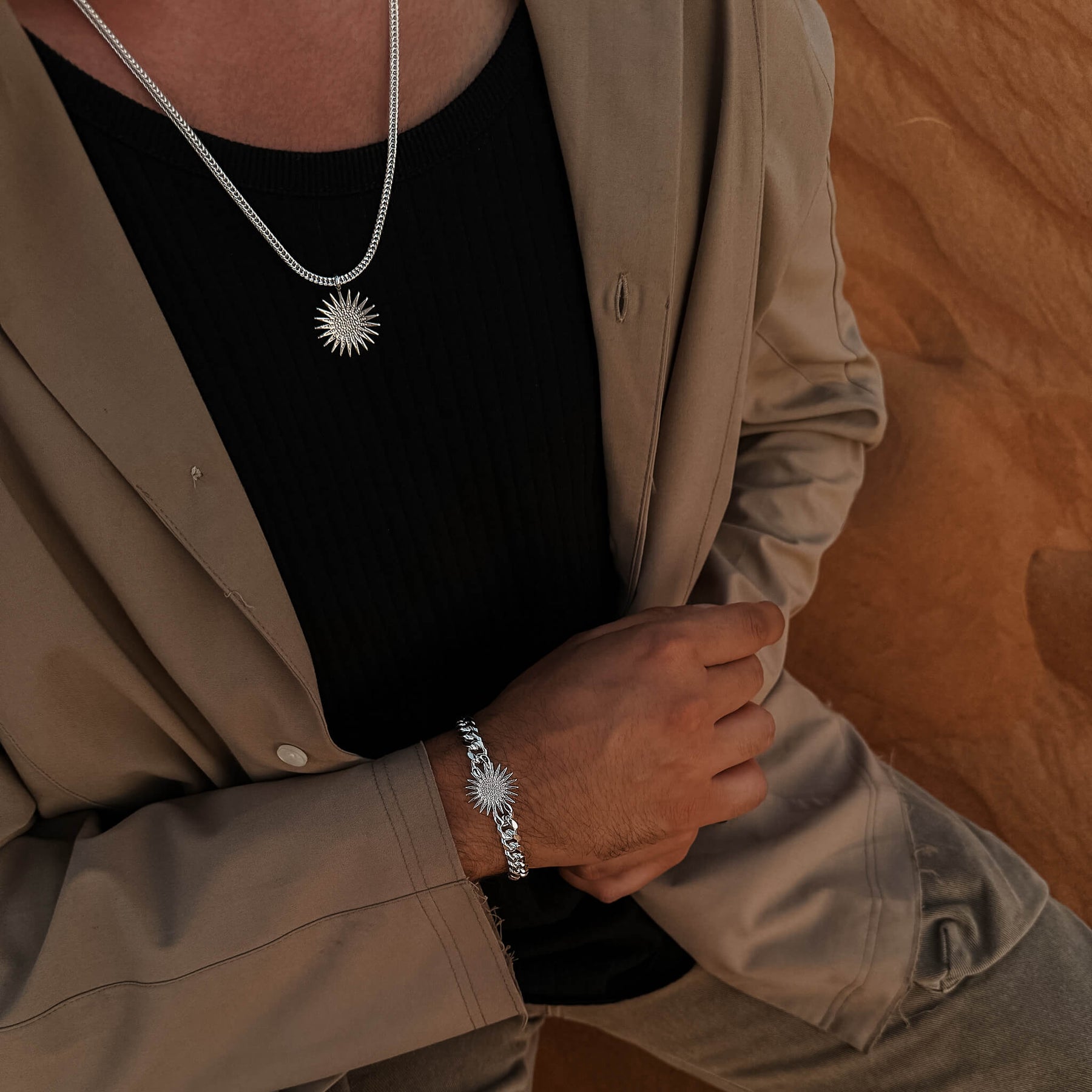 Kurdistan Roj Sonne Wappen Armband Herren getragen am Model