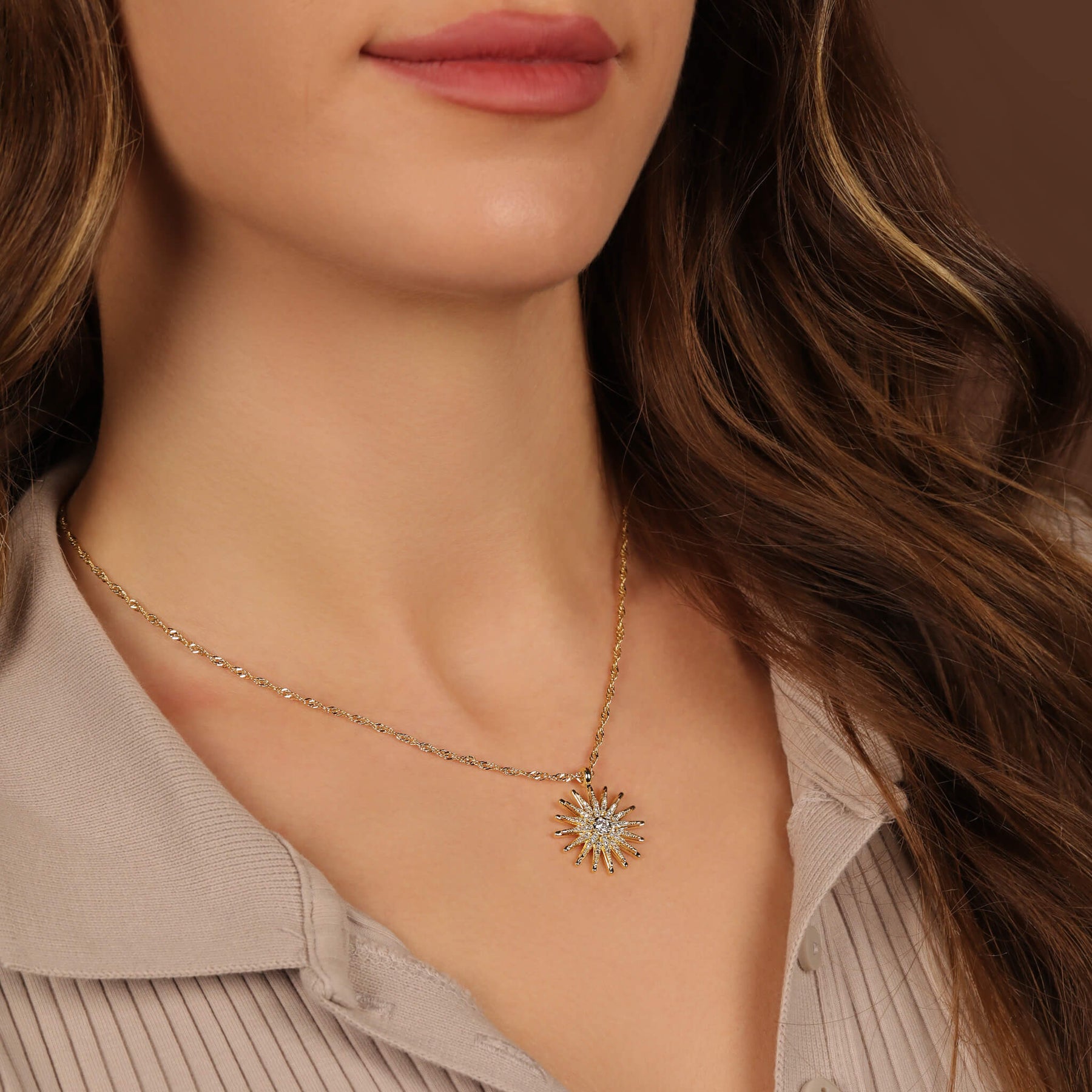 Mazedonien Wappen Kette Damen am Model