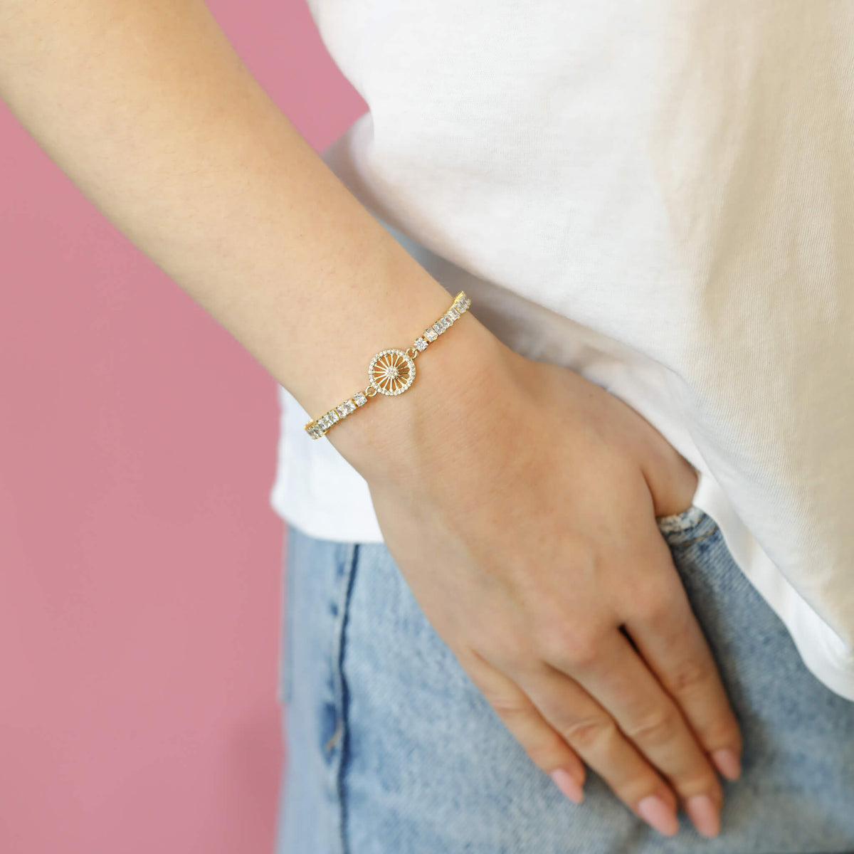 Roma Rad Wappen Armband Damen getragen am Model