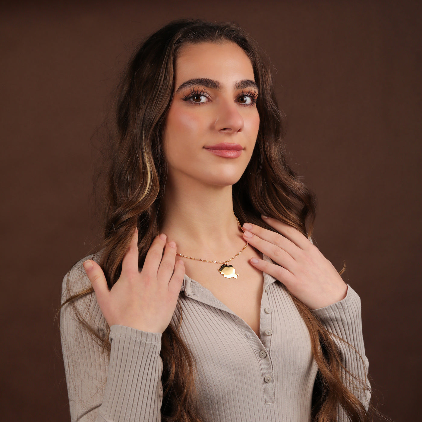 Rumänien Landkarten Kette Damen getragen am Model