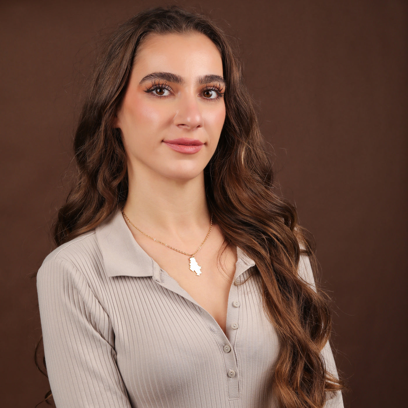 Serbien Landkarten Kette Damen getragen am Model