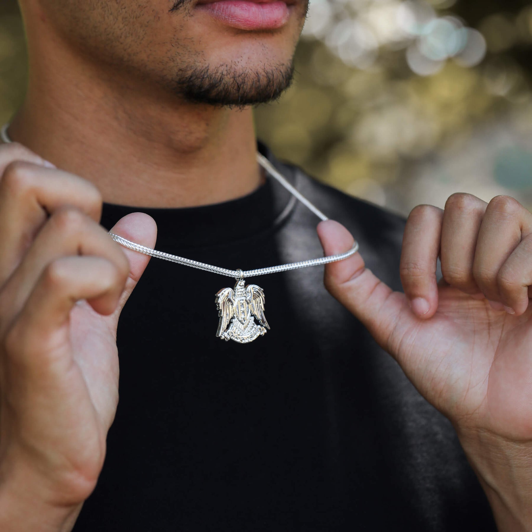 Syrien Adler Wappen Kette Herren getragen am Model