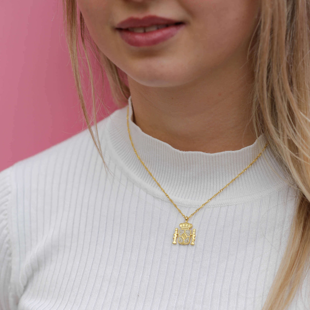 Spanien Wappen Kette Damen getragen am Model