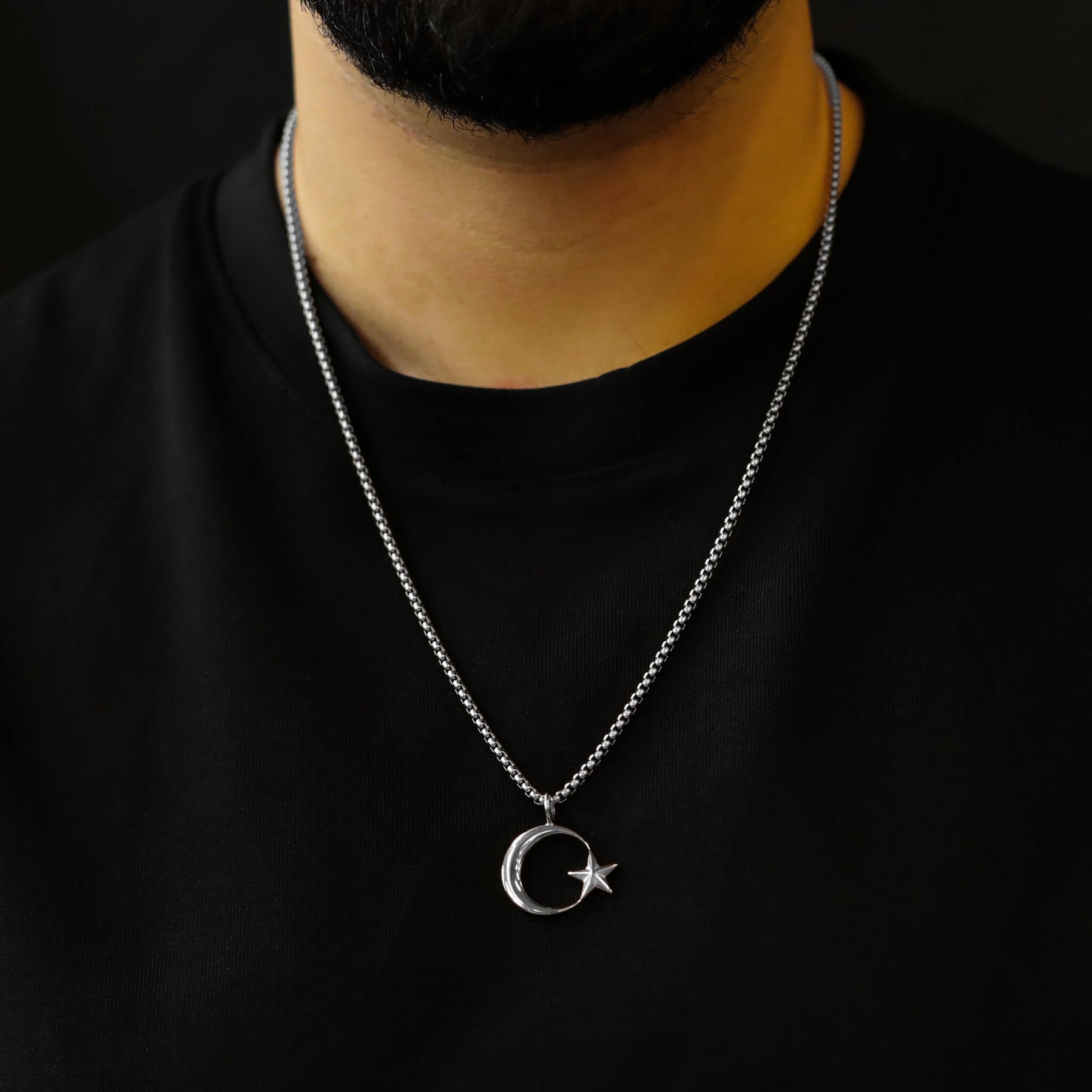 Türkiye Emblem Necklace Men on model